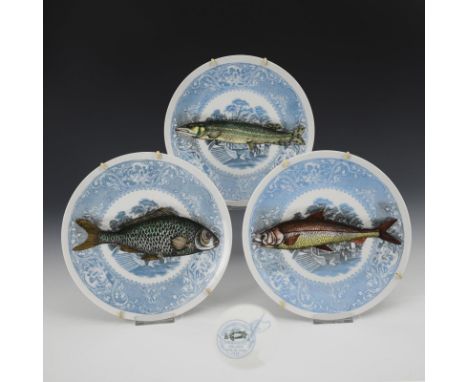 3 Teller mit Fischdekor. Piero Fornasetti/Milano. Stempelmarke und Marke der Porzellanmanufaktur Schönwald, 1955.            