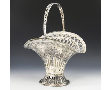 Großer Silberkorb mit Glaseinsatz. Halbmond/Krone/800/undeutliches Firmenzeichen gepunzt. Um 1910.Klarglas, Silber. 34 x 33 x