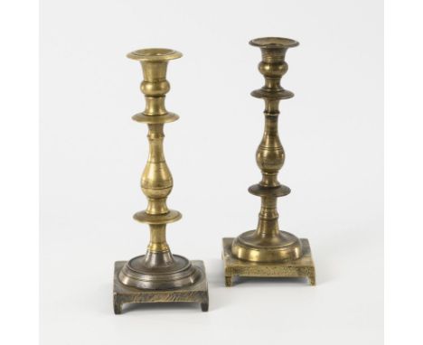 2 Kerzenleuchter mit Quadratfüßen. 18./19. Jh.             Bronze. H 26,5 cm. Zusammen 2,9 kg.             Schwere, einander 