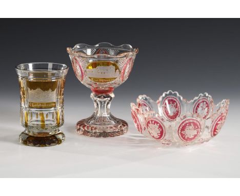 Schale und 2 Ansichtengläser. 2. H. 19. Jh. Böhmen.             Farbloses, gelb bzw. rosa lasiertes Glas.             1x acht