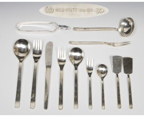 Design-Tafelbesteck. Carl Hugo Pott, Solingen.             800er Silber. Länge: 12,5-20 cm. 2002 Gramm (ohne Messer gewogen).