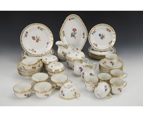 43 Teile eines Kaffee- und Teeservice mit Blumenmalerei. KPM Berlin. Zeptermarke und roter Reichsapfel, 2. H. 20. Jh.        