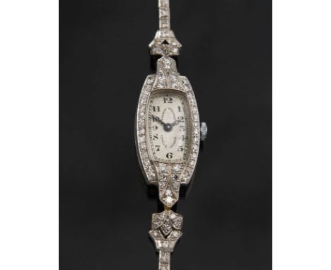             Art déco-Armbanduhr. VACHERON & CONSTANTIN. 1925-1930. Platin, 102 kleine Diamanten. Länge: 17,5 cm. 16,5 Gramm. 