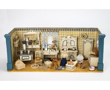 Jugendstil-Puppenküche. Um 1920.Holz, außen mit Papier in Ziegeloptik, innen nachtapeziert. 27 x 69,5 x 27,5 cm. 3,4 kg. 1-Ra