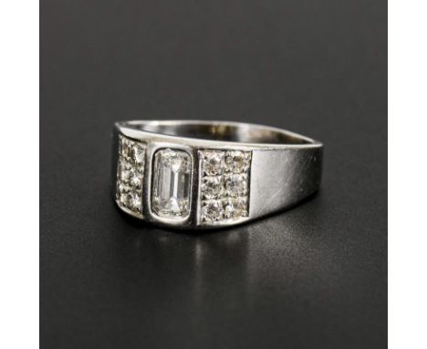 Weißgoldring mit Brillanten.             Weißgold 750 gestempelt. Mittelstein ca. 3,5 x 7 mm. Ringgröße 59,5. 6,7 g.         