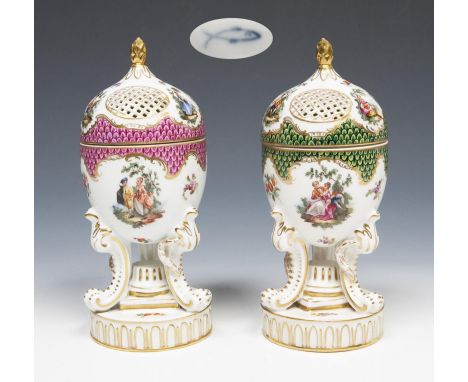 Paar Potpourri-Vasen. Dresden, Porzellanmalerei Adolf Hamann. 1866-1907.Höhe: 18 cm. Umlaufend farbig bemalt, reliefiert, gol