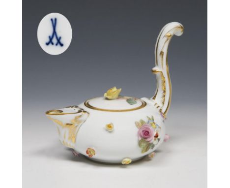 Seltenes Kännchen mit plastischem Blütenbelag. Meissen. 1860-1890. Modell-Nr. 82671 (alte Form-Nr. 634).             Höhe: 10
