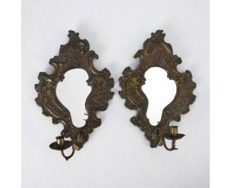 Paar 1-flammige Wandblaker im Barock-Stil. Ende 19. Jh.             Messingblech handgetrieben, Holz, Spiegelglas. 40 x 27 cm