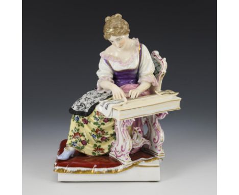 Dame am Spinett. Passau. Krummstabmarke, ab 1907 - ca. 1922. Modell-Nr.: 4426.             Polychrom bemalt, goldstaffiert. H