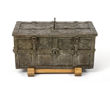 Kriegskasse. 18. Jh.             Schmiedeeisen. 32 x 70 x 35 cm. 31,6 kg.             Quaderf&ouml;rmige Eisenschatulle mit g