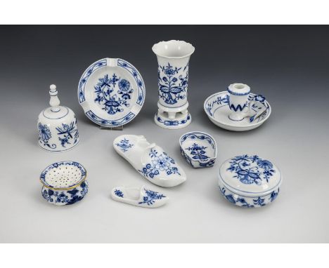 9 Teile Zwiebelmuster-Porzellan. Meissen. Knaufschwerter, ab 1850-1924 und Schwertermarke, 2. H. 20. Jh., 1. Wahl und 2 Schle