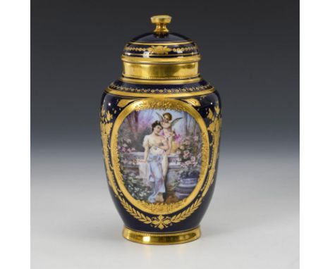 Deckelvase im Wiener Stil. Dresden. Porzellanmalerei Richard Wehsener, 1895-1918.             Kobaltblauer Fond, Reliefgoldma