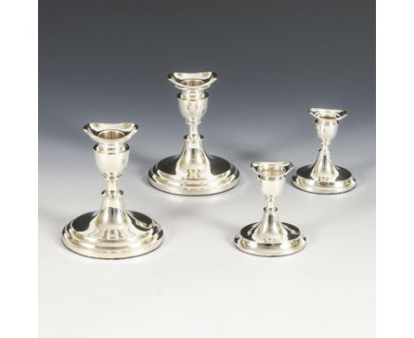 2 dänische Leuchter-Paare. Alle gepunzt. 20. Jh.             Silber. H max. 12,5 cm. Gesamtgewicht 694 g.             1-flamm