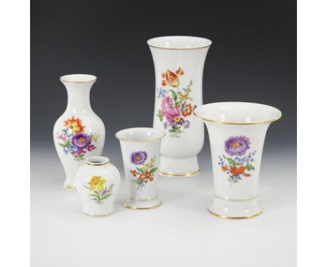 4 Vasen und 1 Teedose mit Blumenmalerei. Meissen. Schwertermarke, 2. H. 20. Jh., 1. Wahl sowie 1 und 2 Schleifstriche.       
