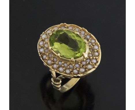 Peridot-Perlchen-Ring.             585er Gelbgold (14 kt). Ringgröße: 53. 5,3 Gramm.             Ovaler facettierter Peridot 
