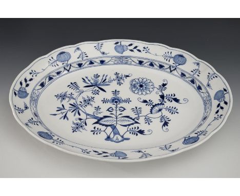Große Zwiebelmuster-Platte. Meissen. Knaufschwerter, ab 1850-1924, 1. Wahl.             Unterglasurblaue Malerei. L 58,5 cm. 