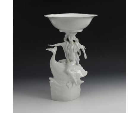 Tafelaufsatz: "Nereide Stilles Wasser". Meissen. Schwertermarke, Jahreszeichen 1997 und Prägeschwerter für Weißporzellan, 1. 