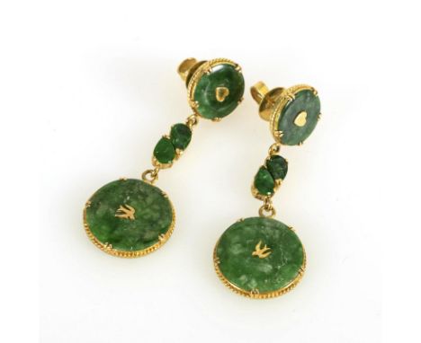 Ohrhänger mit Jade.             Undeutlich gestempelt, Gelbgold 833 getestet. Länge: 4,9 cm. Zusammen 4,3 g.             Nied