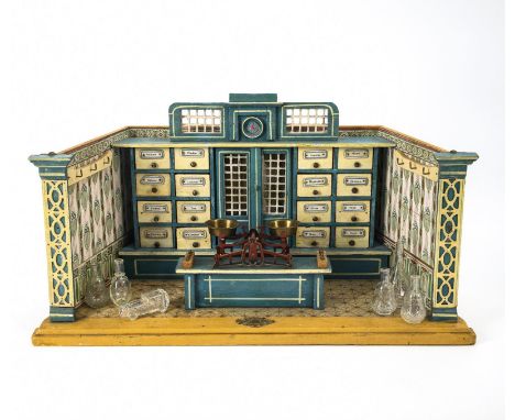Jugendstil-Kaufmannsladen.             Holz, außen cremefarben gestrichen, innen alt tapeziert. 28 x 64,5 x 26 cm. Ca. 3 kg. 