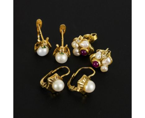 3 Ohrringpaare mit Zuchtperlen.             Gelbgold 585 gestempelt, geprüft. Ø 1,1 cm. 1,1 x 0,7 cm. Ø 1 cm. 7,6 g.         