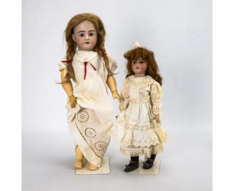 2 Puppen in weißen Kleidern. Simon & Halbig. Beide gemarkt. Um 1900.Biskuitporzellan, Masse. L max. 73 cm. Beide mit Kurbelko