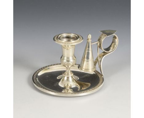 Silberner Handleuchter mit Kerzenlöscher. 800/undeutliches Firmenzeichen gepunzt. 20. Jh. Italien.             H 8 cm, Ø 11 c