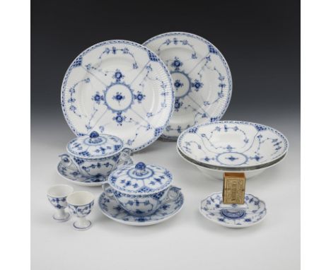 11 Porzellane "Musselmalet". Royal Copenhagen. Wellenmarke und Stempelmarke, 20. Jh.             Releifdekor "Gebrochener Sta