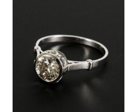 Ring mit großem Brillantsolitär.             Weißgold 18 kt geprüft. Brillant ca. Ø 7 mm. Leicht getönt, vs-si. Ringgröße 59.
