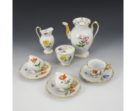9 Teile eines Mokkaservice mit Blumenmalerei. Meissen. Schwertermarke, 20. Jh., 2 Schleifstriche.             Polychrom bemal