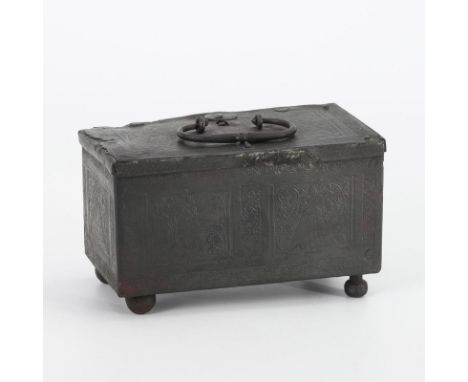 Kleines Eisenkästchen. 16. Jh.             Schmiedeeisen mit "Ätzmalerei". 9,5 x 15,5 x 9 cm. 0,8 kg.             Quaderförmi