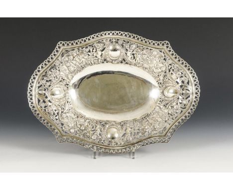 Große reliefierte Silberschale. Halbmond/Krone/800/undeutliches Firmenzeichen gepunzt. Anfang 20. Jh.             5 x 45 x 32