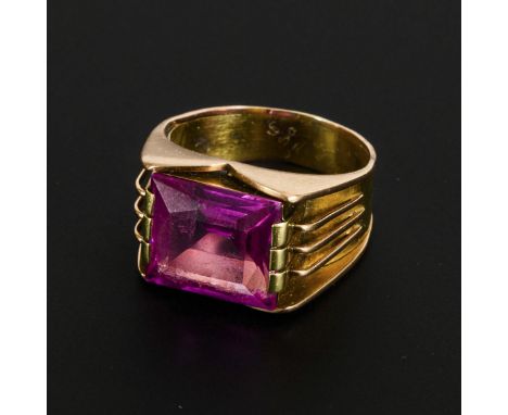 Ring mit Farbstein, wohl Spinell.             Gelbgold 585 gestempelt. Ringgröße 53. 7,4 g.             Wertig gearbeiteter, 