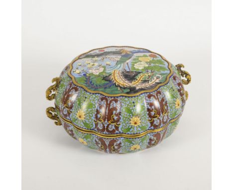 Große Cloisonné-Doppelschale.             Messing, Email. H 20,5 cm, Ø 44 cm. 6,3 kg.             Mehrpassige Wandung, Deckel