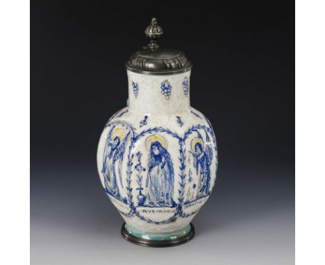 Weinkanne "Ave Maria". Münchener Werkstätten für Keramische Kunst. Pressmarke. Anfang 20. Jh.             Weiß glasiert, farb