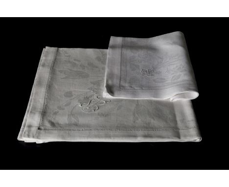 Quadratisches Jugendstil-Tischtuch und kleineres Tuch mit Hohlsaum.             Feiner Leinendamast. 172 x 172 cm und 70 x 68