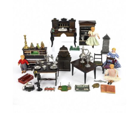 Konvolut 8 Möbelchen im Boulle-Stil, dazu Puppenstubenzinn und 4 Püppchen.             L 7 - 12,5 cm.             1 Zylinders