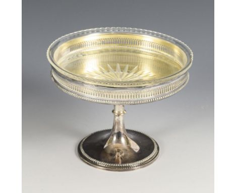 Eleganter Tafelaufsatz mit Glasschale. Wilhelm Binder, Schwäbisch Gmünd. Halbmond/Krone/800/Firmenzeichen gepunzt. Um 1920/30