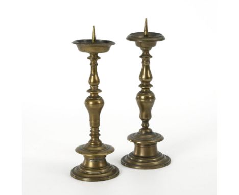 2 ähnliche Kerzenleuchter. 18. Jh. (?).             Bronze. H 28 cm (ohne Dorn). Gesamt 3,0 kg.             Massive Bronzeleu