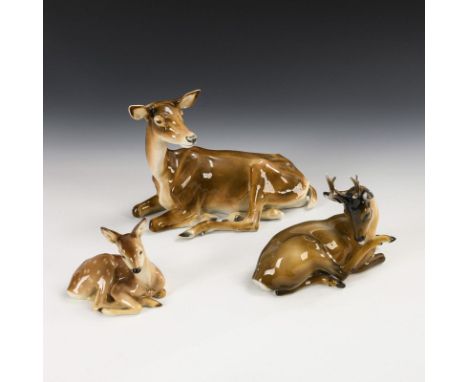 3 Figuren liegendes Rotwild. 2x bezeichnet.             Unterglasurbemalung.             1x METZLER & ORTLOFF, Modell-Nr. 755