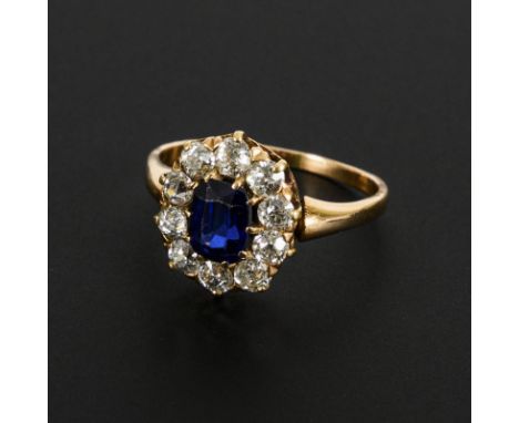Saphir-Entouragering mit Brillanten.             Gelbgold 585 geprüft. Ringgröße 54. 3,2 g.             Chatongefasster Saphi