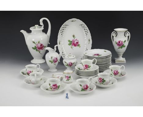 Schwanenhenkel-Kaffeeservice "Rote Rose". Meissen. Knaufschwerter, ab 1850 - 1924, 1. Wahl.             Polychrom bemalt, tei