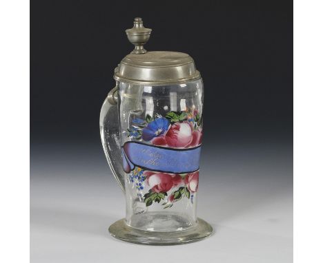 Biedermeier-Hochzeitskrug. 1. H. 19. Jh. Sachsen.             Farbloses Glas, polychrome Emailmalerei, Goldstaffage; Zinn. H 