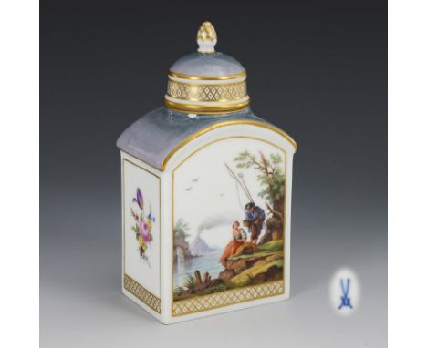 Teedose mit Genremalerei. Meissen. Schwertermarke, Jahreszeichen 1961, 1. Wahl.             Polychrom bemalt, goldstaffiert. 