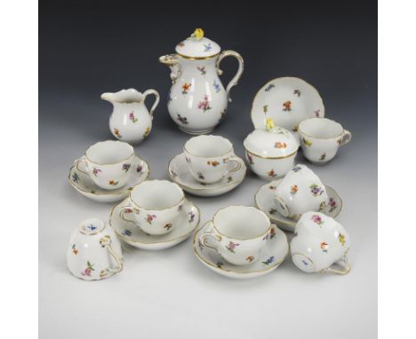 Mokkaservice Streublumendekor. Meissen. Schwertermarke, 2. H. 20. Jh., 2 Schleifstriche.             Polychrom bemalt, goldst