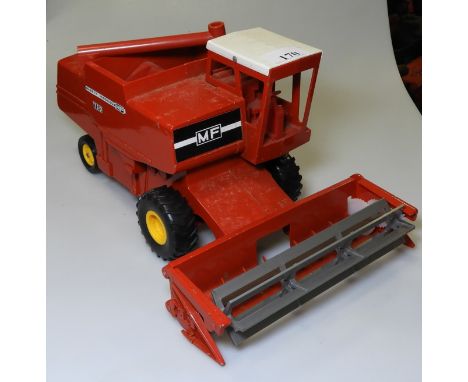 ERTL LARGE SCALE MODEL NEW HOLLAND COMBINE HARVESTER 