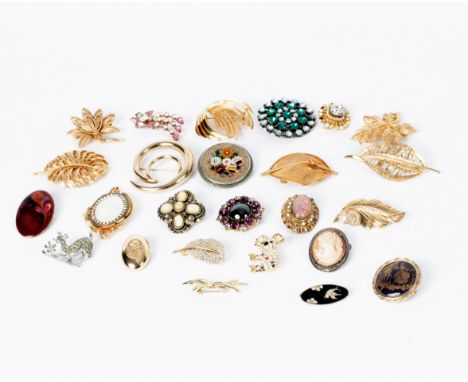 A quantity of costume jewellery brooches to include a cameo brooch set in silver, an Italian micro mosaic brooch and a Limoge