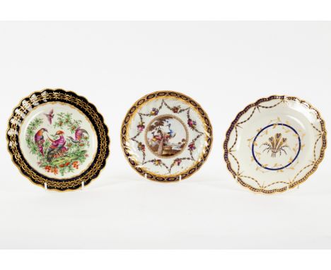 A Worcester fluted saucer dish decorated exotic birds, 20cm diameter, a plate decorated with Prince of Wales feathers, 22cm d