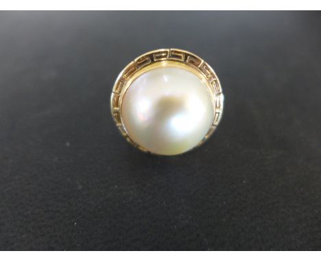 A yellow gold 14ct pearl ring size O - approx weight 6 grams - good condition and lustre to pearl