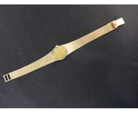 A ladies 9ct yellow gold Bulova 23 jewel ladies bracelet wristwatch - Length 20cm - manual wind, Width 22mm including winder 