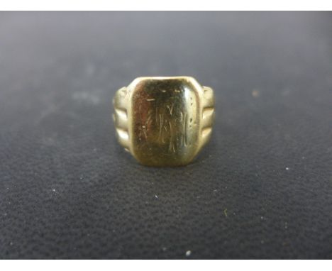 A 9ct yellow gold signet ring with engraved initials to shoulder - size R - Weight approx. 5.1 gms Condition report: Some sur